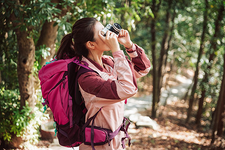 女生在山间小路上拍照高清图片