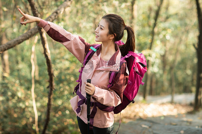 登山女性图片