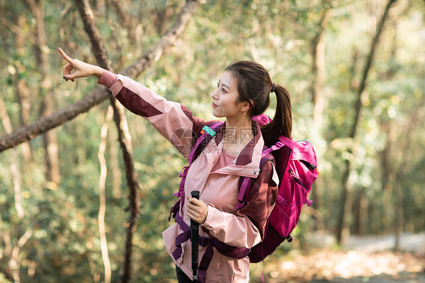 登山女性图片