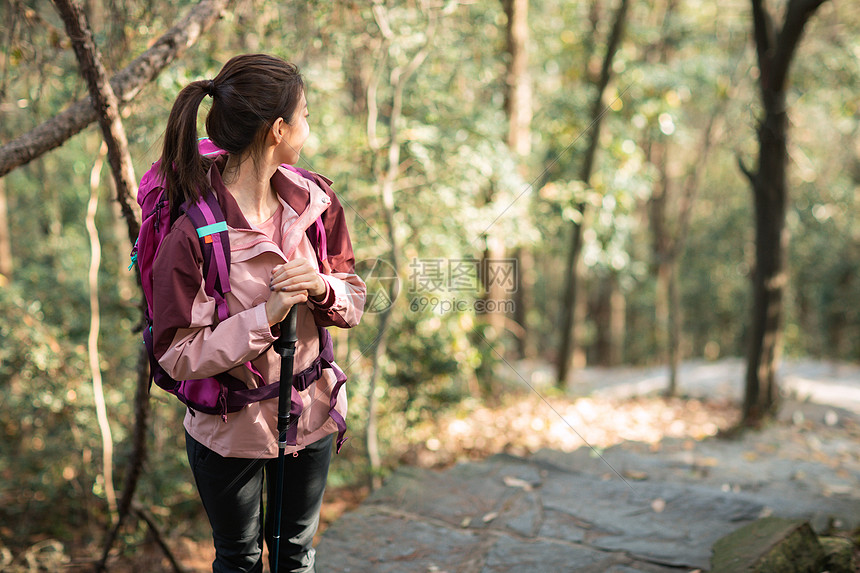 登山女性图片