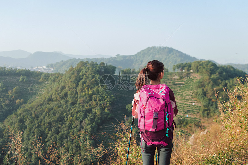 青年女性登山背影