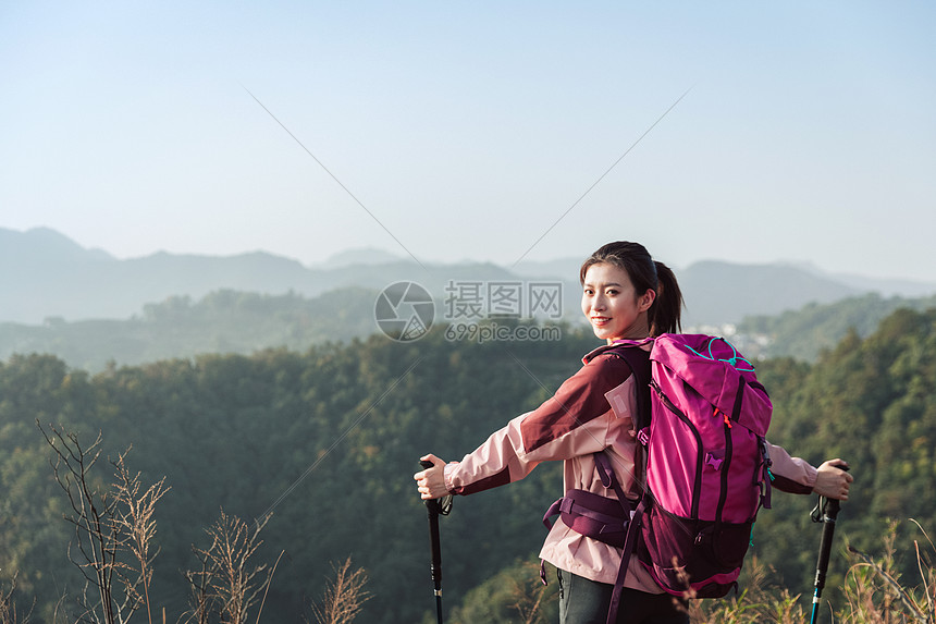 青年女性登山图片