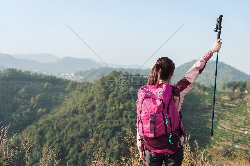 青年女性登山背影