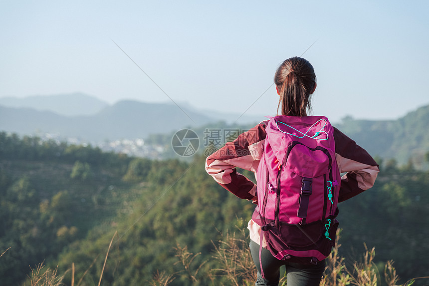 青年女性登山背影
