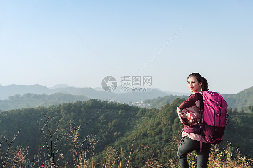 青年女性登山图片