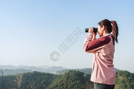 望眼镜看风景的女生背景图片