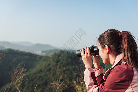 望眼镜看风景的女生背景图片