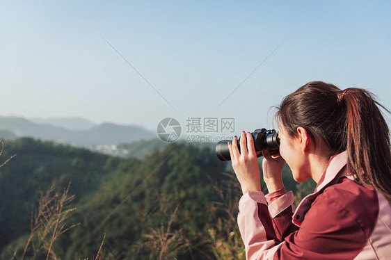 望眼镜看风景的女生图片