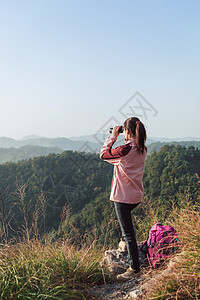 望眼镜看风景的女生背景图片