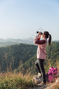 望眼镜看风景的女生背景图片