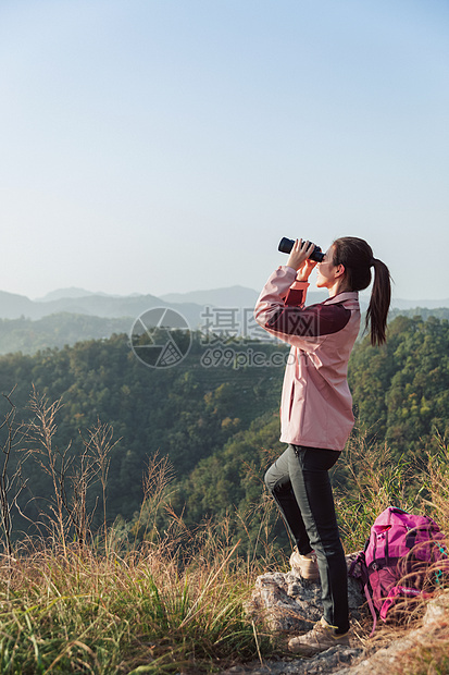 望眼镜看风景的女生图片