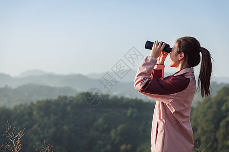 望眼镜看风景的女生背景图片