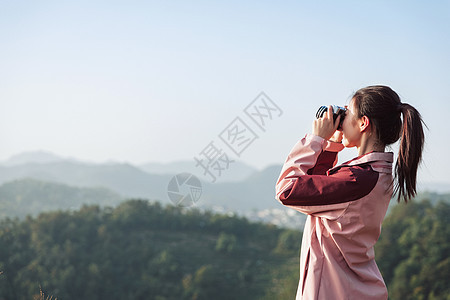 青年女性山顶拍照 背景图片