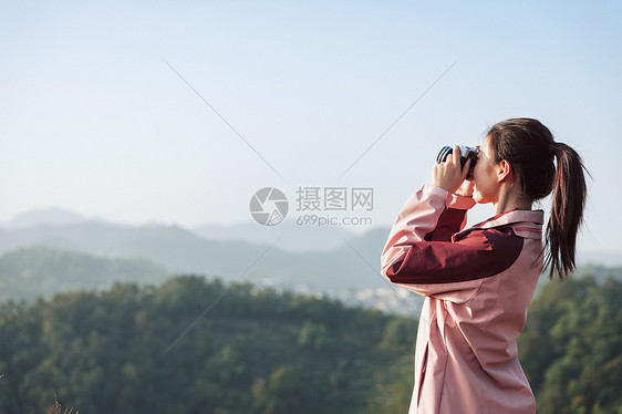 青年女性山顶拍照 图片