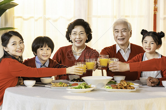 新年春节年夜饭一家人举杯碰杯图片