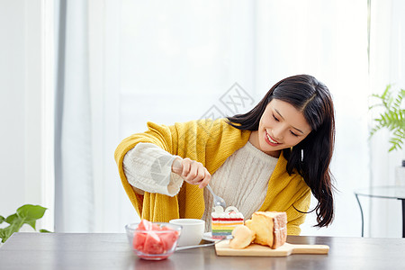 居家女性吃早餐图片