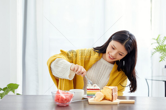 居家女性吃早餐图片