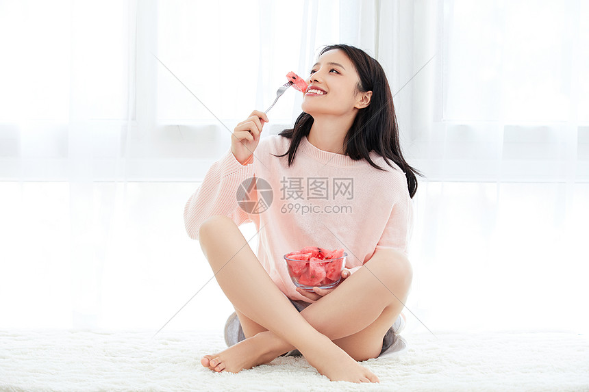 居家美女吃水果图片