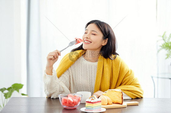居家女性吃早餐图片