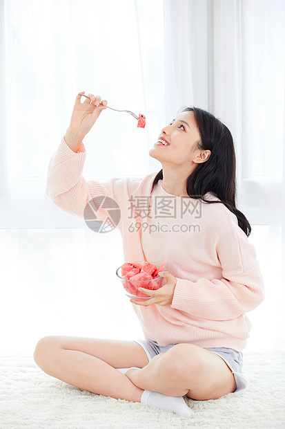 居家美女吃水果图片