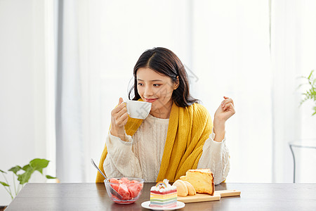 美女面包居家美女早餐喝咖啡背景