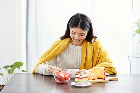 居家美女吃早餐图片