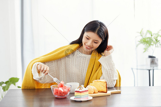 居家美女吃早餐图片