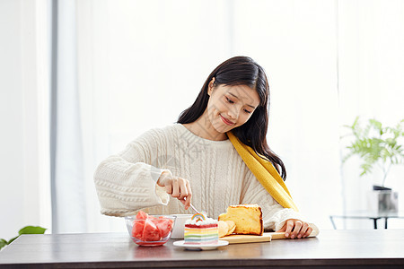 居家美女吃早餐图片