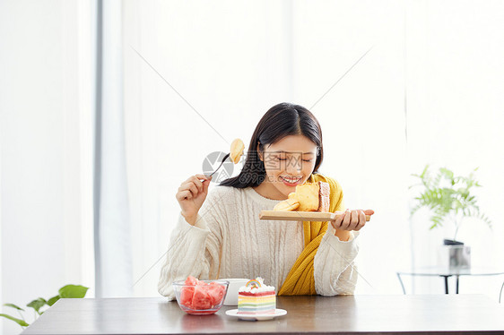 居家美女吃早餐图片