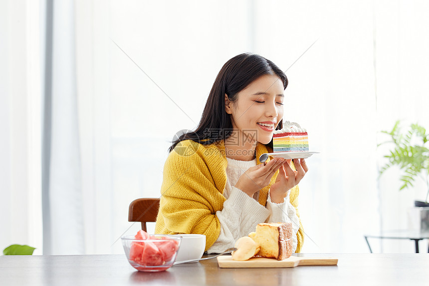 居家美女吃早餐图片