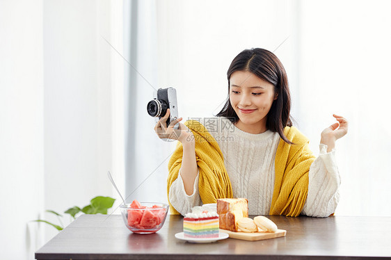 居家美女拿相机拍照图片