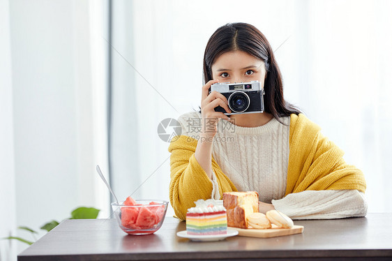 居家美女拿相机拍照图片