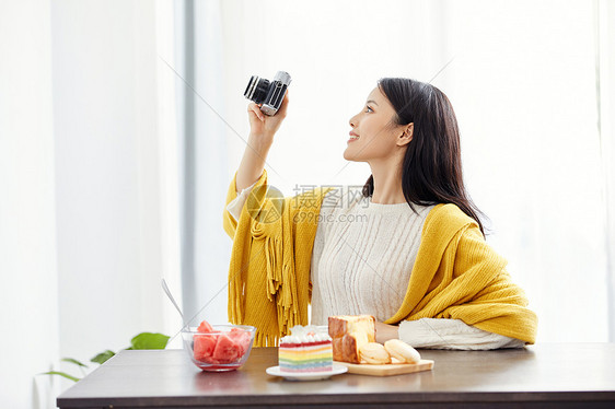 居家美女拿相机拍照图片