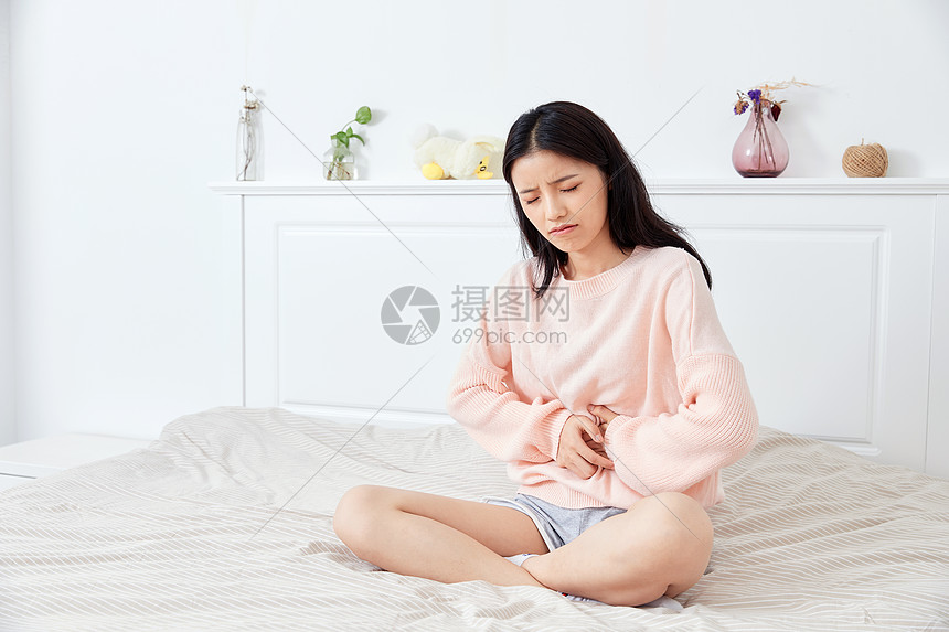 居家美女腹痛图片