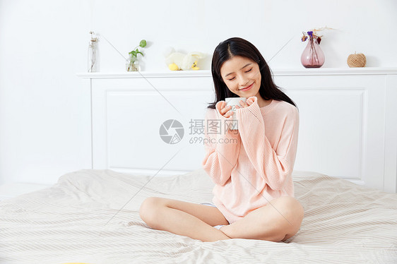 居家女性喝热水图片