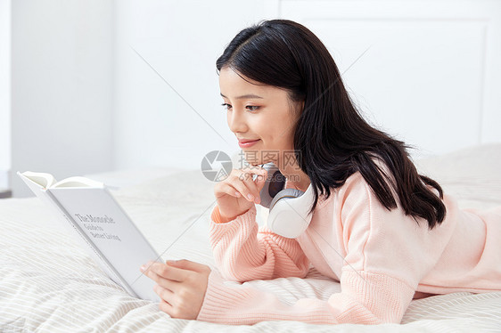居家美女阅读喝咖啡图片