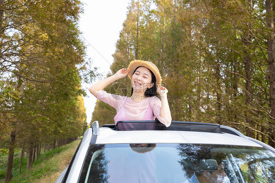 青年女性郊游图片