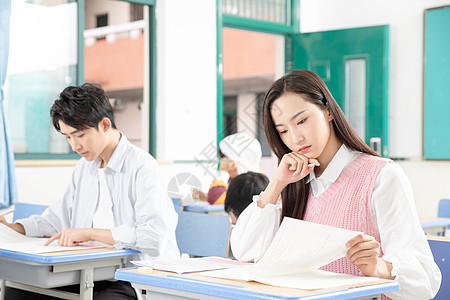 青年女性考研考试背景图片