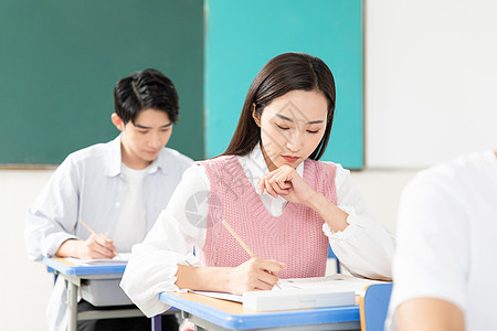 青年男女考研考试图片