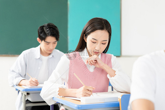 青年男女考研考试图片