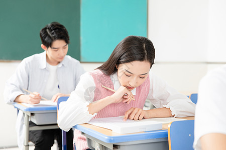 青年男女考研考试图片