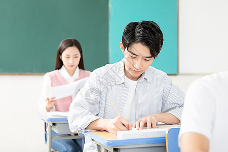 学生写青年男女考研考试背景