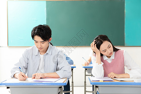 青年男女考研考试图片