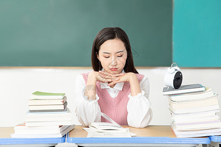 青年女性考研学习图片