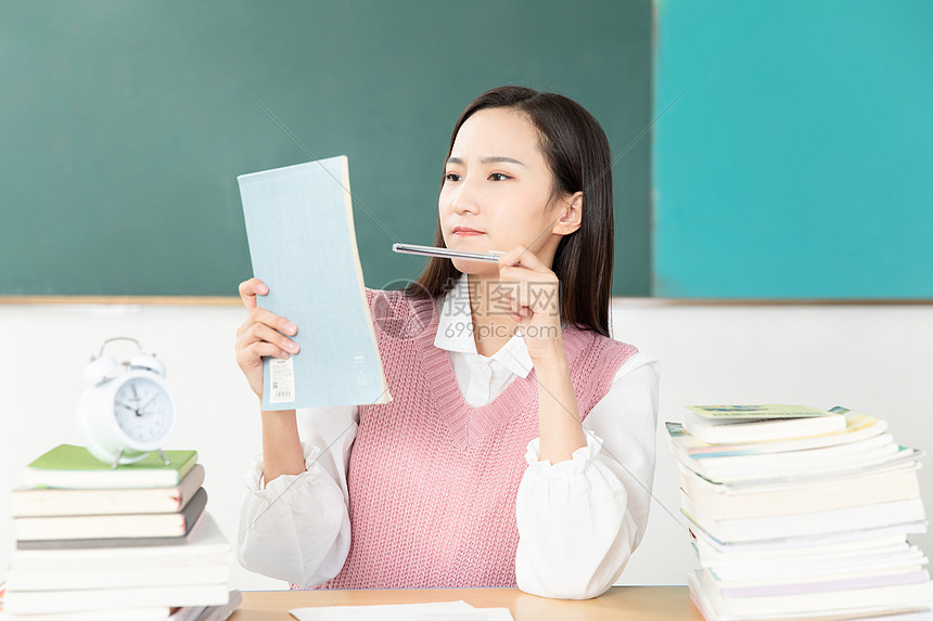 青年女性考研学习图片