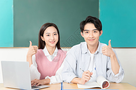 学习电脑青年男女认真复习考研背景