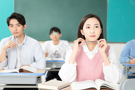 大学生手机青年男女认真学习考研背景