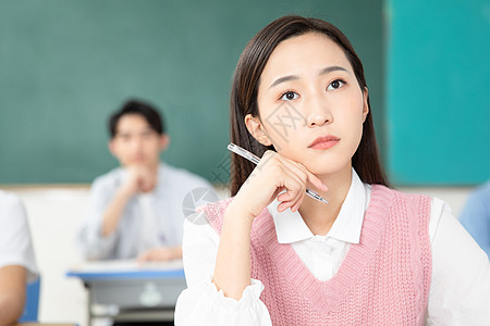 青年男女认真学习考研图片