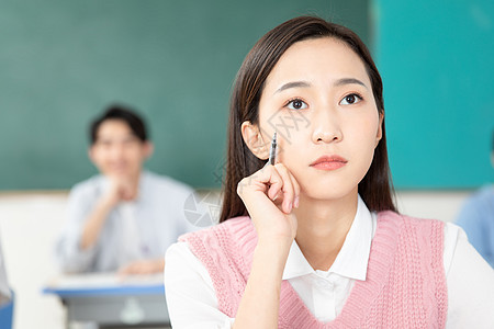 青年男女认真学习考研图片