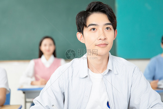 青年男女认真学习考研图片